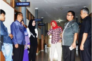 anggota Fraksi PKS, Rudi O’ang Ramdani ditemani anggota dewan lainnya. Hj Kokom Komariyah, Herawati, Titi H Norbandah, Dede Sudrajat, Kamis (1/9/2015).